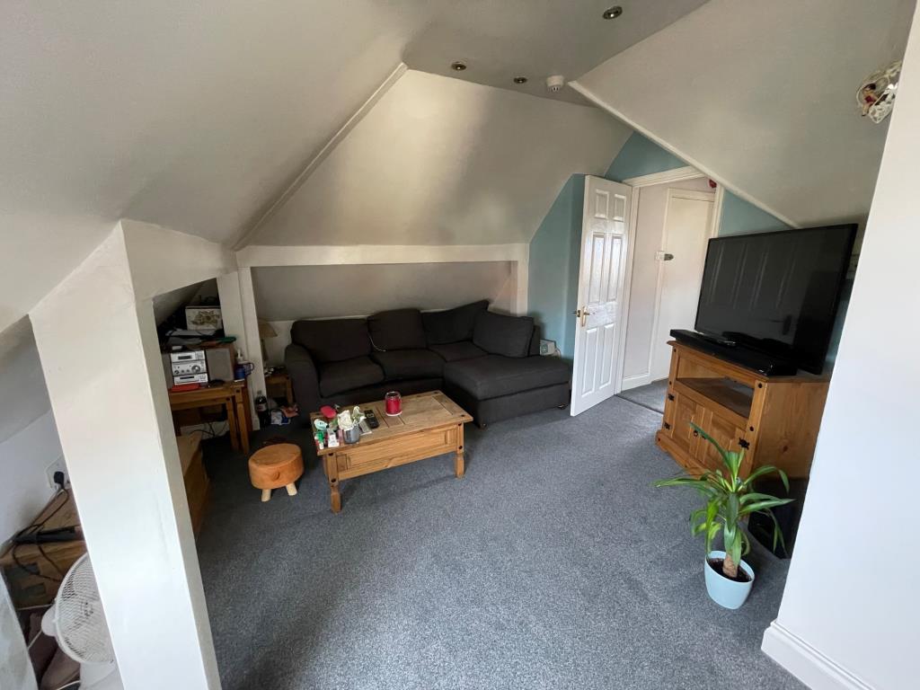 Lot: 82 - TOP FLOOR FLAT FOR INVESTMENT -